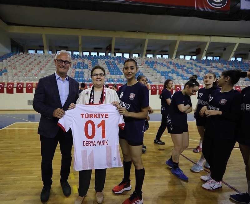Aile ve Sosyal Hizmetler Bakanı Derya Yanık'tan Adasokağı Spor Kulübü Hentbol Takımı'na ziyaret