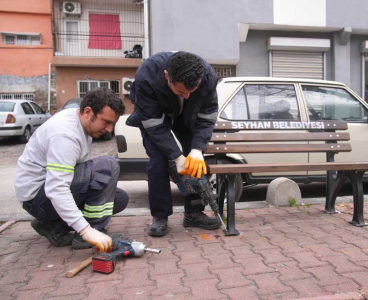 SEYHAN BELEDİYESİNDEN PARKLARA YOĞUN MESAİ