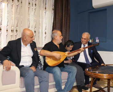 Başkan Yusuf Kanlı, evlerde sorun dinliyor