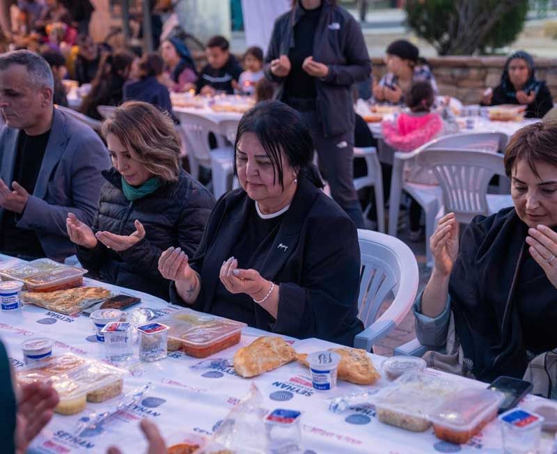 SEYHAN BELEDİYESİ’NDEN YEŞİLYUVA MAHALLESİ’NDE GÖNÜLLERİ BULUŞTURAN İFTAR