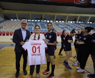 Aile ve Sosyal Hizmetler Bakanı Derya Yanık'tan Adasokağı Spor Kulübü Hentbol Takımı'na ziyaret