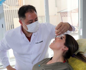 Dr. Enis Akyürek: Diş kaplamasında Zirkonyum Işıltısı