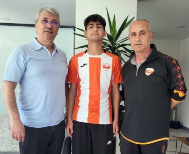 Adanaspor'lu İsmail Solmaz en genç profesyonel olarak tarihe geçti