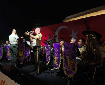 M1 ADANA AVM’DE ZAFER BAYRAMI KONSERİ