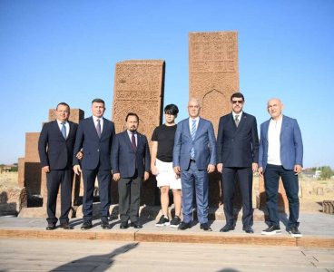 MHP Adana Heyeti Ahlat'taki törenlere katıldı