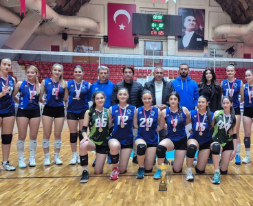 Seyhan Belediyespor'un genç voleybolcuları Adana İkincisi oldu