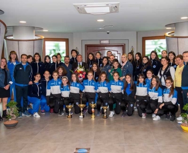 Şampiyon voleybolcu kızlardan Başkan Akay’a kupalı teşekkür