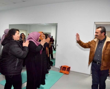 Soner Çetin, Çukurova'da spor yapan kadınları ziyaret etti