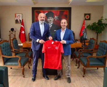 TFF'den Adana İl Emniyet Müdürü Arıkan'a Milli Takım Forması