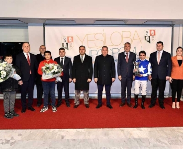 5 Ocak Kurtuluş Kupası Koşusu'nun ödüllerini Vali Elban verdi