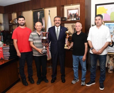 Çifte kupalı masa tenisi şampiyonları Başkan Soner Çetin'i ziyaret etti