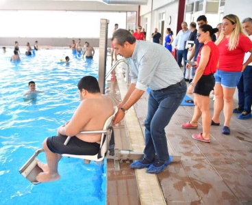 Başkan Soner Çetin'den engelsiz yüzme havuzlarına ziyaret