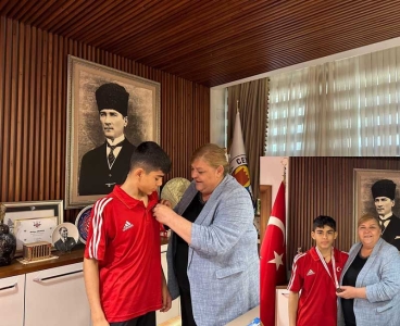 Başkan Hülya Erdem Türkiye Şampiyonu Güreşçi'yi kutladı