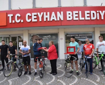 Bisikletçiler şanlı bayrağı Ceyhan’dan Adana’ya gururla taşıdı