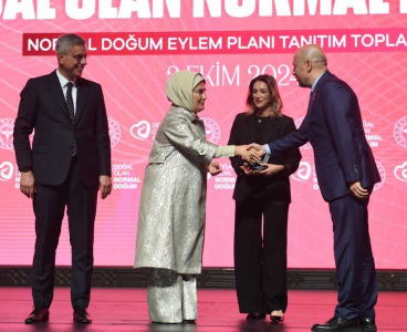 Emine Erdoğan’dan Adana İl Sağlık’a plaket