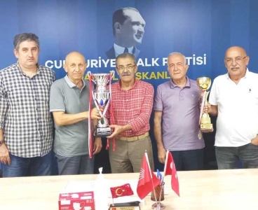 Çifte Kupalı Masa Tenisi Şampiyonları CHP İl Başkanlığını Ziyaret Etti