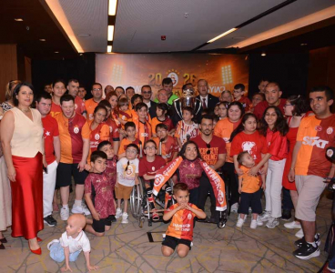 Özel gereksinimli çocuklar Galatasaray şampiyonluk kupasıyla buluştu